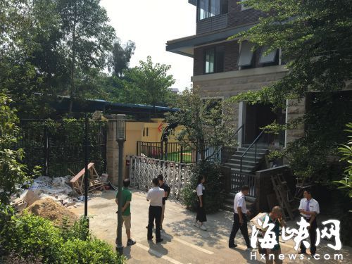 別墅院子外裝上了電子開(kāi)閉門，室內(nèi)也鋪好了人造草坪