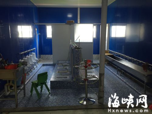 鐵皮房內景