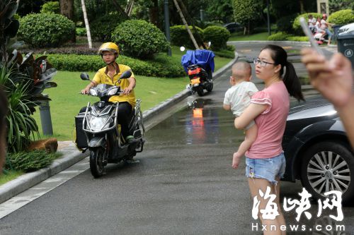 男童被撞身亡后，送外賣、快遞的電動車昨仍頻頻進入該小區