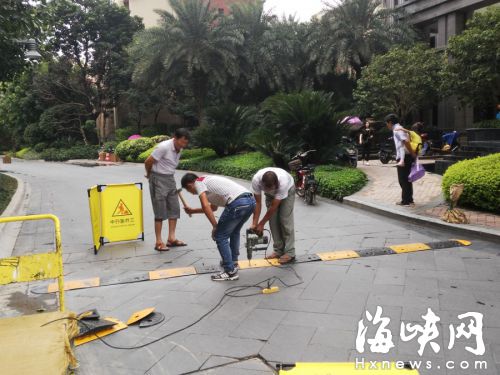 男童被撞亡后，該小區開始在通道上加裝減速帶