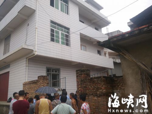 母女當時住在二樓，雙雙被砍死在二樓門口 