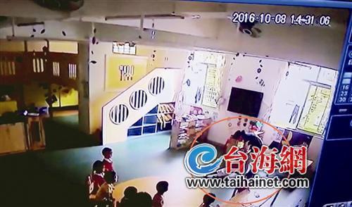 監控曝光泉州某幼兒園老師拖拽小孩　家長討說法未果