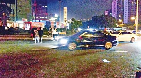 事發路口沒斑馬線，行人穿梭在車流中