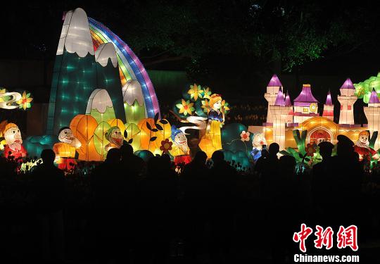 2月7日晚，福州市民在觀賞白雪公主和七個小矮人彩燈?！埍蟆z