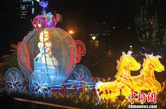 2月7日晚，福州溫泉公園白雪公主彩坐馬車彩燈吸引了眾多市民前來觀賞?！埍蟆z