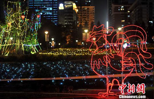 2月7日晚，福州溫泉公園里各種彩燈將公園裝扮的流光溢彩。　張斌　攝