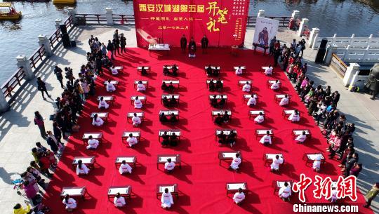 “開筆禮”現(xiàn)場(chǎng)。　張遠(yuǎn)　攝