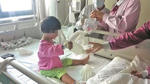 兩歲女兒患尿毒癥 慈父愿為女捐腎無力承擔醫療費