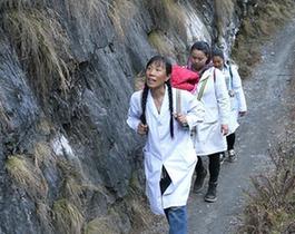 （新華全媒頭條·圖文互動）（1）大峽谷里的“背簍醫生”