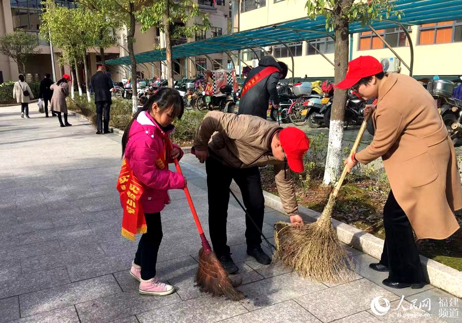   “學(xué)雷鋒”：邵武市通泰街道三里亭社區(qū)等舉辦“弘揚雷鋒精神 爭做時代新人”活動。楊若涵攝